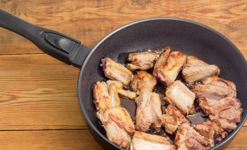 不粘锅还是铁锅好 使用不粘锅的细节你留意过吗-很美的