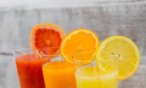 常喝鲜榨蔬果汁导致便秘 喝鲜榨果汁也是有坏处的-很美的