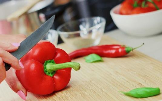 切辣椒时手辣怎么办-很美的