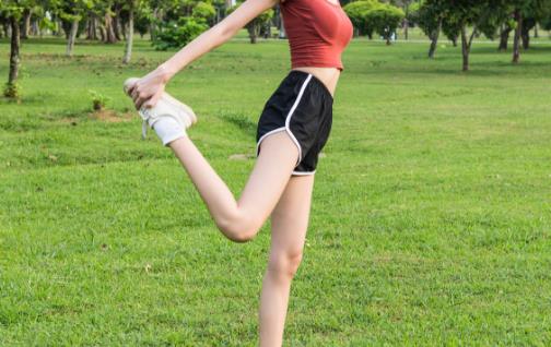 运动后浑身酸痛 教你用泡沫轴来做下肢肌肉放松-很美的