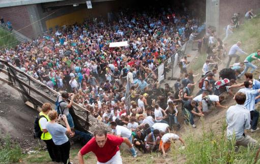 踩踏事故逃生全攻略 拥挤踩踏时有效逃生应对法则-很美的