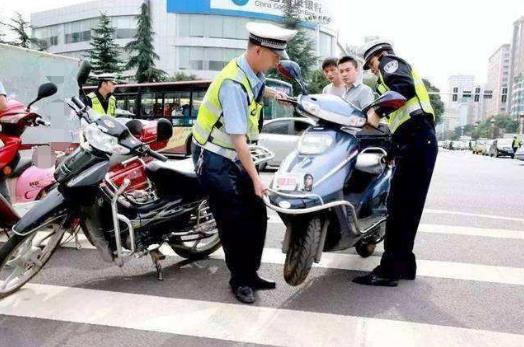 交警提醒:电动车有这三个条件中一种 一律强制报废-很美的