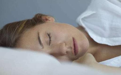 睡眠不好对工作影响比较大 改善上班族睡眠的方法-很美的