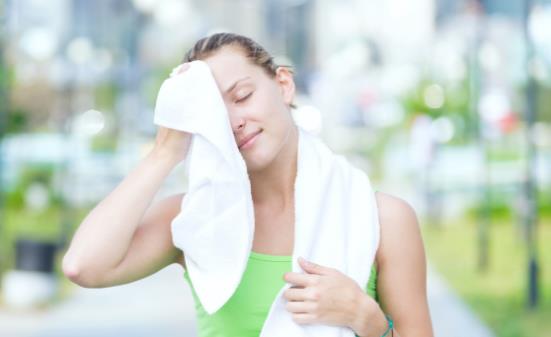 经常出汗也是病 4种疾病可引起多汗症-很美的