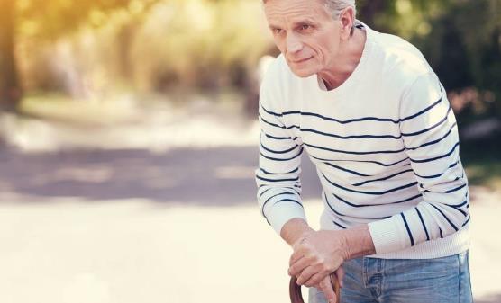 选择老年人手杖的四大要素 老人拐杖使用注意事项-很美的