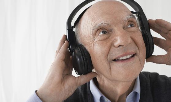 6个老年人抗衰老方法 老年人吃8种食物抗衰老-很美的