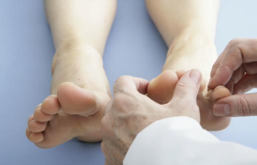 男性朋友脚汗多引发脚臭 男人脚底出汗可用白醋泡脚-很美的