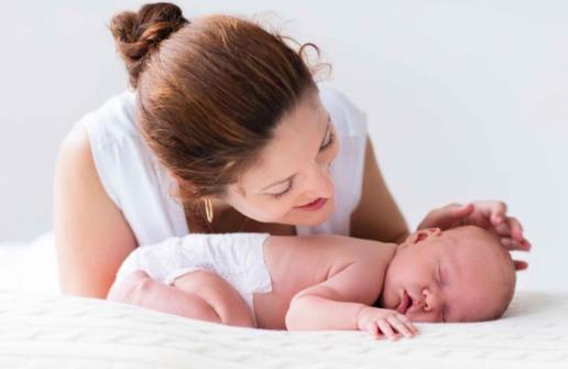 逗宝宝玩千万不要经常做的动作 小心这样伤害到宝宝-很美的