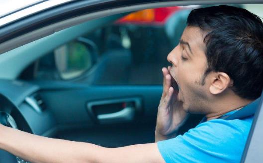 开车犯困极其危险 常见10种方法防止开车犯困-很美的