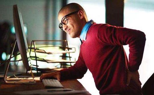 白领长时间的久坐腰部疼痛 改善久坐腰疼的方法-很美的