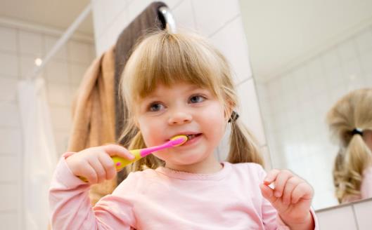 虫牙找上宝宝最关键的原因 宝宝刷牙爸妈必须亲上阵-很美的