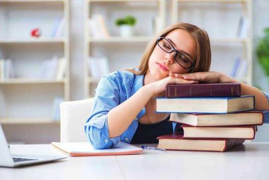 白领上班族午睡的好处 正确午睡才能更有精神-很美的