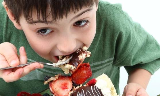 孩子吃饭慢东看西瞧 生活中家长应避免的误区-很美的