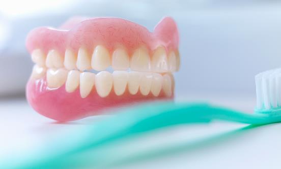 戴假牙并不是一劳永逸的事情 老人戴假牙的注意事项-很美的