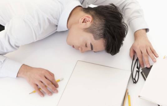 上班族趴着睡觉手麻 睡觉时空调也别调得太低-很美的