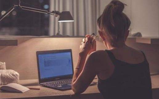 经常熬夜对身体的危害 防止熬夜的3种方法-很美的