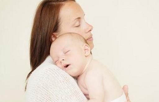 宝宝多大可以竖着抱 抱宝宝的正确姿势揭秘-很美的