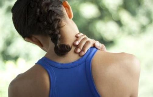 引发肩疼的四个习惯 办公室里巧妙预防肩周炎-很美的