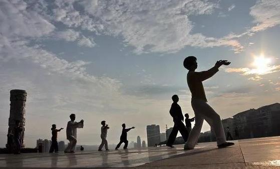 老人晨练方法 老年人晨练谨记6个注意事项-很美的