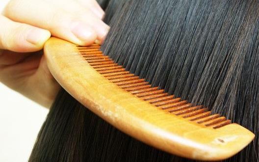 每日梳头的好处 日梳百遍秀发飘逸-很美的
