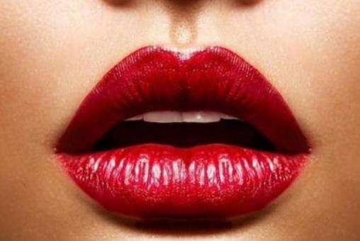 咬嘴唇虽然性感 但咬多了可能会烂-很美的