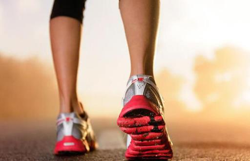 走路时常犯八个错误让你浑身是病-很美的