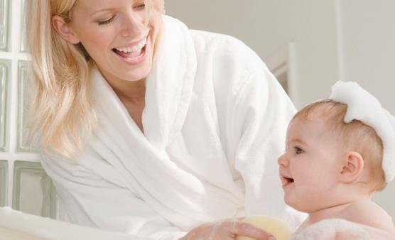 宝宝出现皮肤干燥 防治宝宝皮肤干燥洗澡莫太勤-很美的