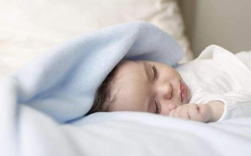 从生理角度来揭秘 宝宝睡觉时的偷笑皱眉-很美的