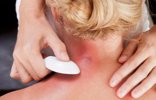 女人常刮痧回到一十八 女性适当刮痧身体喜人变化大-很美的