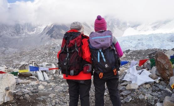 老年人爬山锻炼的好处 中老年人登山不可不知的十件事-很美的
