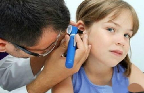 挖耳朵小小的动作易致耳袭 隐藏着很大的风险-很美的