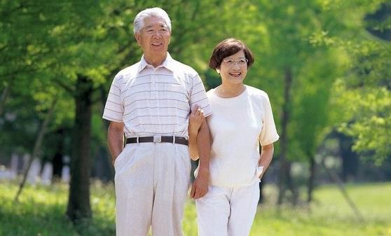 老人散步谨记四要领 最适合中老年人的散步方法-很美的