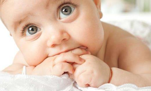 不同时期的宝宝出现吃手的现象 家长要学会正确引导-很美的