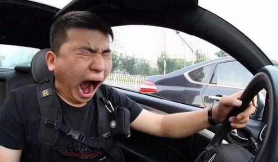 谨防冬天开车犯困头晕 常开车窗多开外循环-很美的