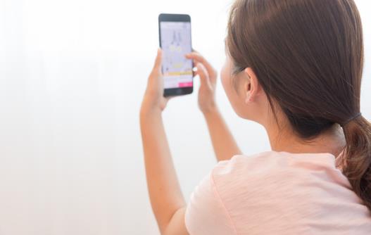 总玩手机脖子痛手指痛 你可能是得了“手机病”-很美的