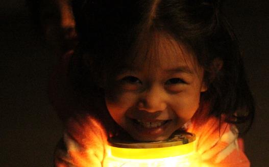 晚上睡觉开灯的五大危害 小心长期开灯睡觉竟然致癌-很美的