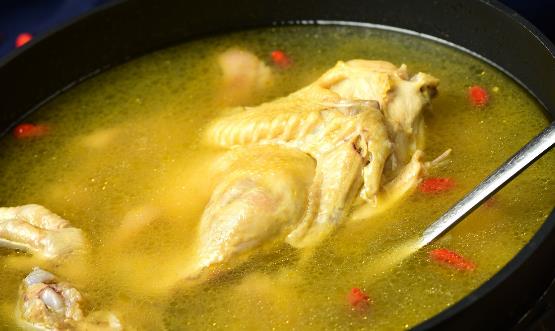 老母鸡炖汤滋补却不适合老年人 六种人不宜喝鸡汤-很美的