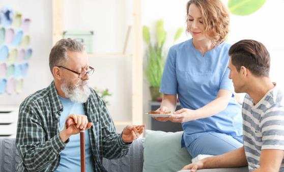 锻炼有助于改善老年人病情 最适合老人的8种在家锻炼法-很美的