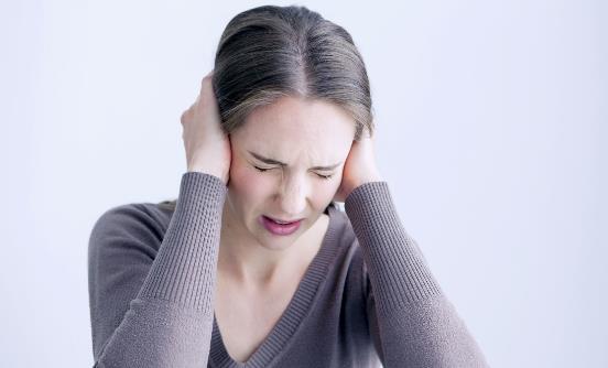 经常耳鸣这样做在家就能治 患上耳鸣可以吃哪几种营养物质-很美的