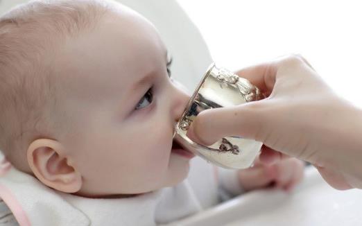 有这些信号 说明宝宝需要喝水了-很美的