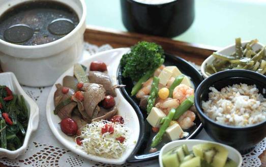 产后第一餐的饮食调养非常重要 月子食谱推荐-很美的