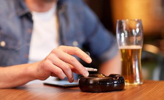 固有的生活习惯背后存在的健康隐患 对健康极为不利-很美的