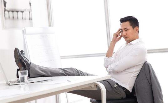 造成焦虑症的原因有哪些-很美的