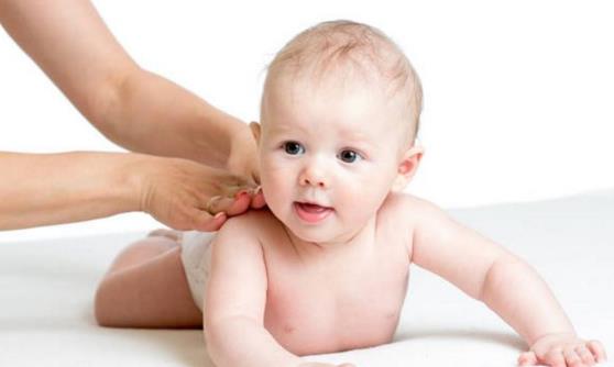 给孩子捏脊的好处 不同的病症捏脊时表现不同-很美的