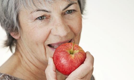 老年人吃水果要有选择地吃 适合冬季老人吃的水果-很美的
