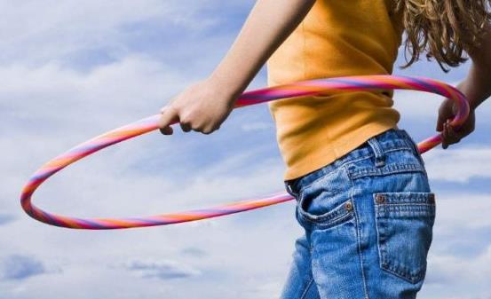 最适合老年人的健身运动 空转呼啦圈健腰椎-很美的