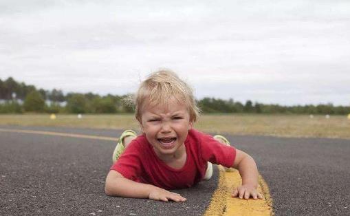 宝宝摔伤勿惊慌 将宝宝受伤的概率降到最低的方法-很美的