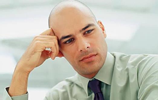 男性脱发有可能是心脏病的前兆 小心心脏病的早期症状-很美的