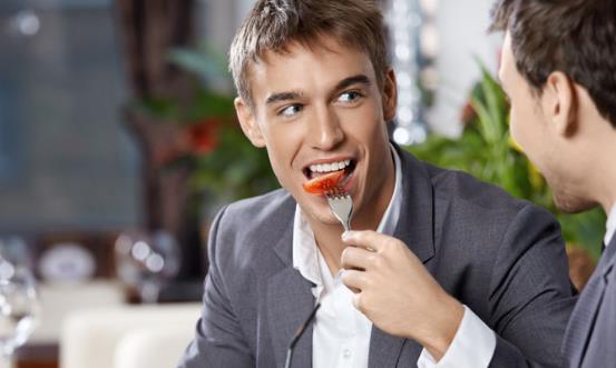 男人每顿吃太饱危害 吃的太饱“撑”出10种病-很美的