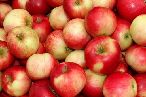 冬季吃水果太凉 孕妇可以煮着吃-很美的